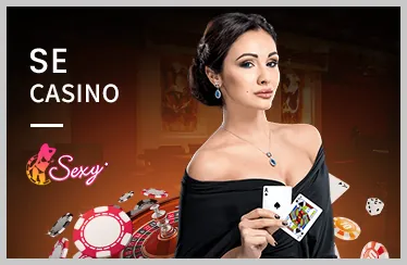 Đấu trường đá gà trực tiếp trên King52 App, với hình ảnh gà chiến và không khí kịch tính